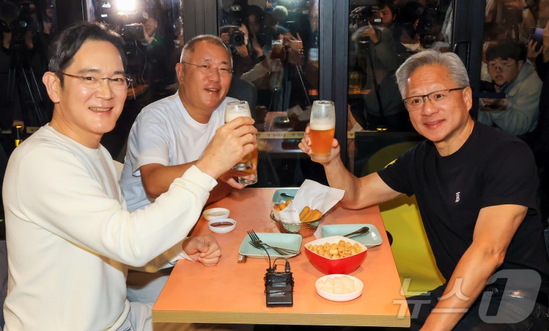 <b>젠슨 황</b>·<b>이재용</b>·정의선 70분 '깐부 회동'…'소맥 러브샷' 속 협력 결의...