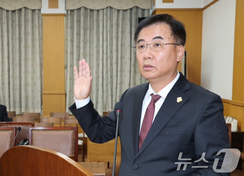 증인 선서하는 <b>김용원</b> 대전관광공사 사장 <b>후보자</b>