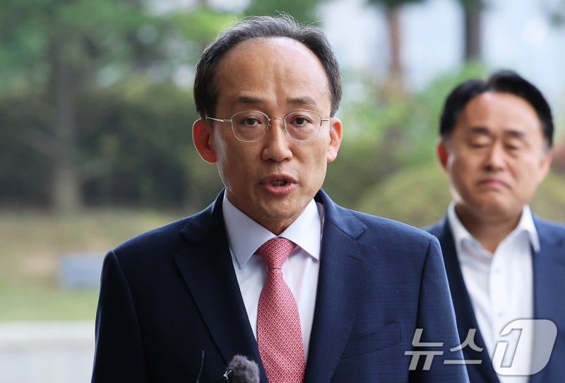 <b>추경호</b> "尹, 전화해 사과" 진술…내란특검, <b>구속영장 청구</b> 여부 고심