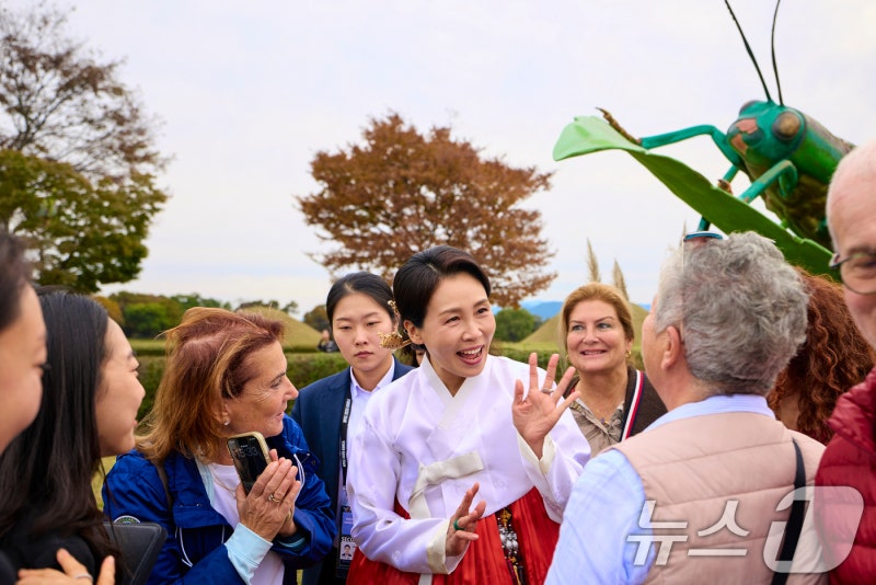 <b>김혜경 여사</b>, <b>불국사</b>서 '<b>APEC</b> 영부인' 모임…'핫팩 복주머니' 선물