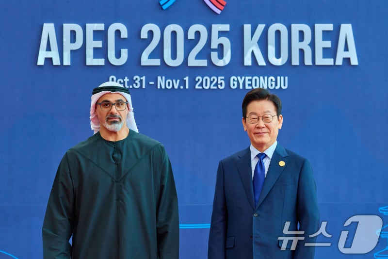 李<b>대통령</b>, <b>APEC</b> 참석 UAE 왕세자에 "특별전략적 동반 관계 발전시키자"
