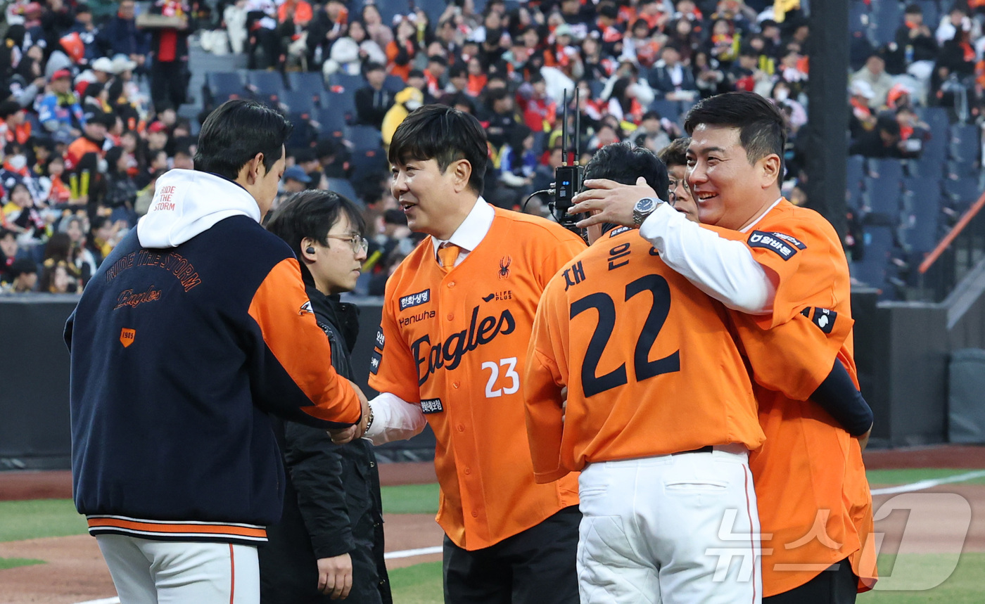 '한화 전설' <b>정민철</b>-<b>장종훈</b>, 한국시리즈 5차전 <b>시구</b>·<b>시타</b>