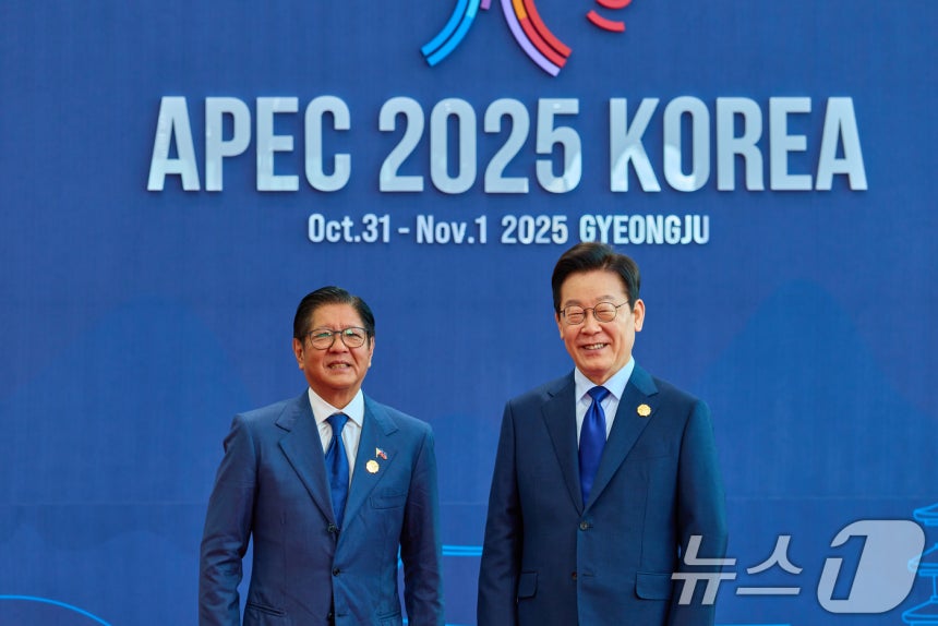 이재명 대통령이 31일 경북 경주화백컨벤션센터(HICO)에서 열린 2025 아시아태평양경제협력체(APEC) 정상회의에서 페르디난드 마르코스 필리핀 대통령을 맞이하고 있다. (대통령
