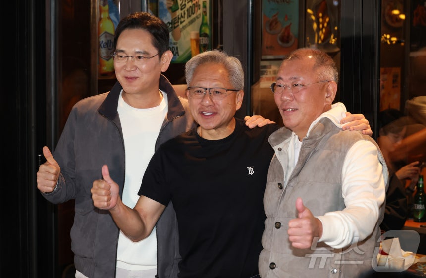 젠슨 황 엔비디아 최고경영자가 30일 서울 강남구 깐부치킨 삼성점에서 이재용 삼성전자 회장, 정의선 현대차그룹 회장과 함께 '치맥' 회동 후 기념촬영을 하고 있다. (공동취재) 2