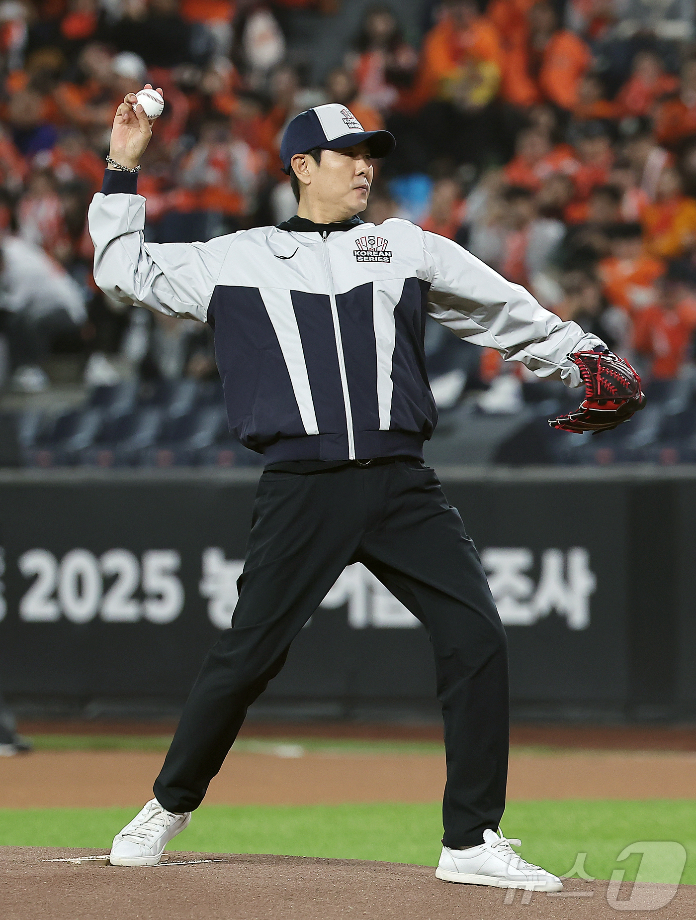 승리 기원 <b>시구</b>하는 <b>정민철</b> 해설위원
