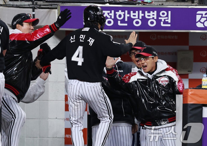 31일 오후 대전 한화생명볼파크에서 열린 프로야구 2025 신한 SOL뱅크 KBO 한국시리즈 5차전 LG트윈스와 한화 이글스의 경기, 1회초 1사 2루 상황때 LG 김현수의 적시타