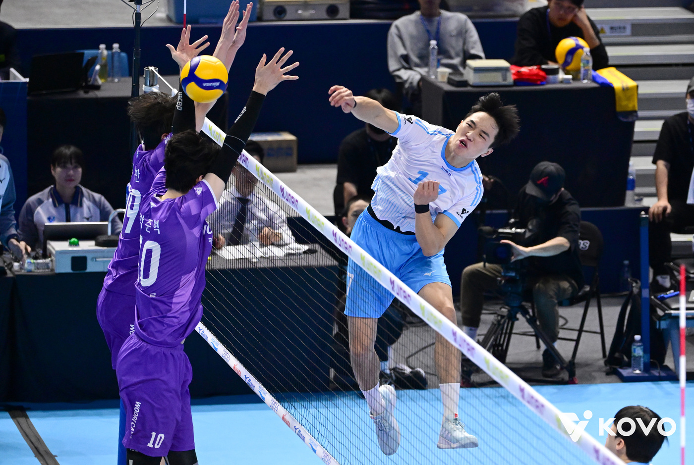 '예비역 병장' <b>임동혁 25점</b>…대한항공, 우리카드 3-1 제압