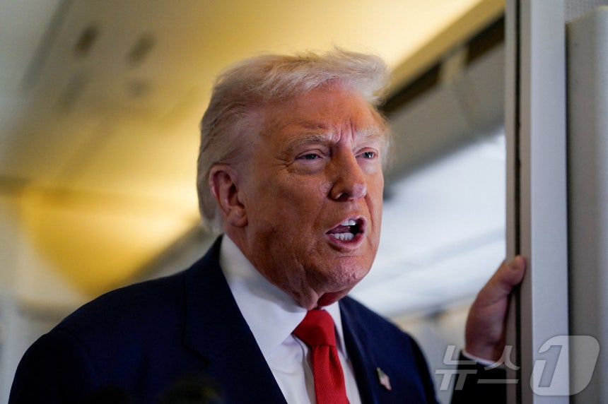 도널드 트럼프 미국 대통령이 31일(현지시간) 미국 메릴랜드주 앤드루스 합동기지에서 플로리다로 출발하는 에어포스원(미 대통령 전용기)에서 기자들의 질문에 답하고 있다. 2025.1