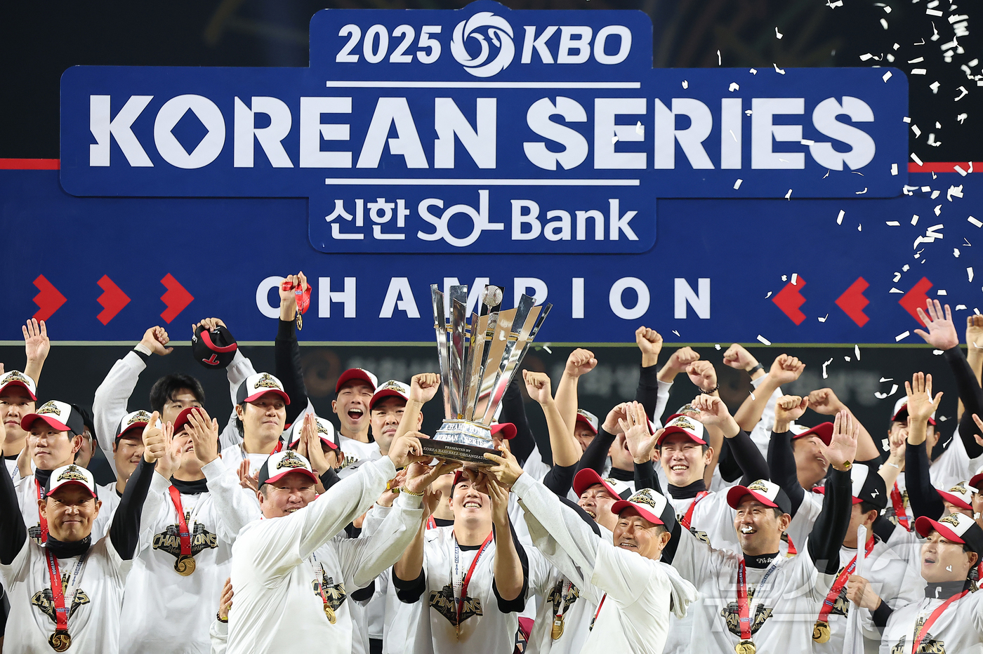 2년 만에 통합 우승 <b>LG</b>, 돈방석 앉는다…역대 <b>최고 배당금</b>