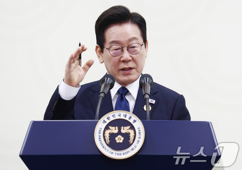 李대통령 "<b>한중 관계 정상화</b>됐다 보기 어렵다…실질적 협력에 주안점"
