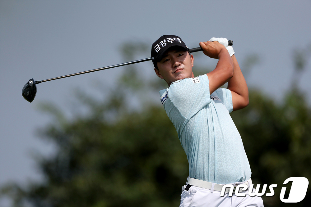 옥태훈, KPGA <b>렉서스 마스터즈</b> 3R 공동선두…시즌 4승 도전