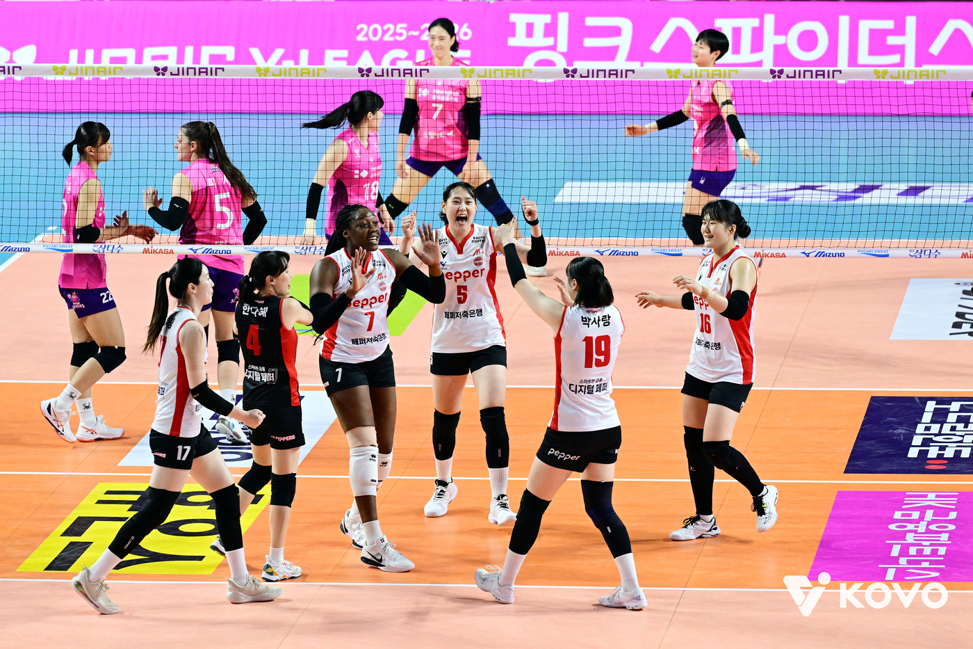 여자배구 '만년 꼴찌' <b>페퍼저축은행</b>, 디펜딩 챔피언 흥국생명 꺾고 <b>선두</b>...