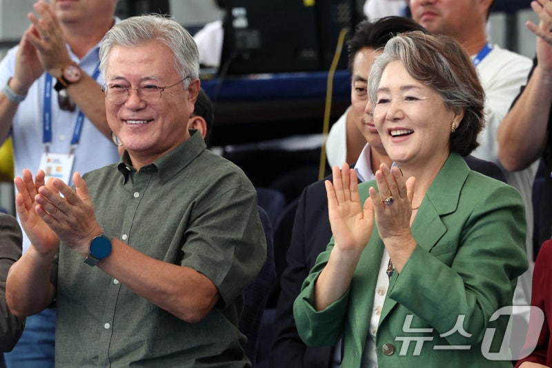 검찰, '<b>김정숙 여사 옷값 의혹</b>' 경찰에 재수사 요청