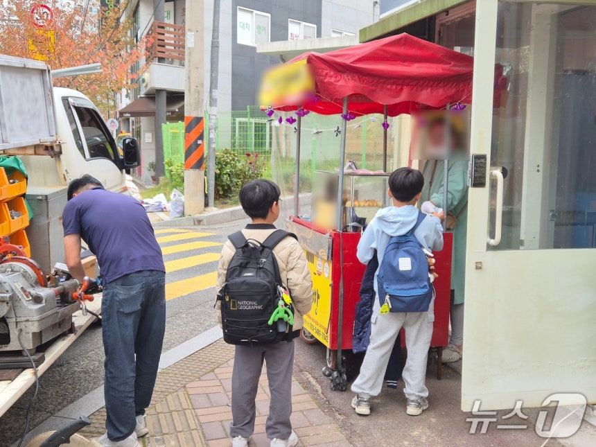 3일 오후 2시 30분께 울산의 한 붕어빵 노점 앞에서 초등학생들이 붕어빵을 사고 있다. 2025.11.3/뉴스1ⓒ 뉴스1 박정현 기자