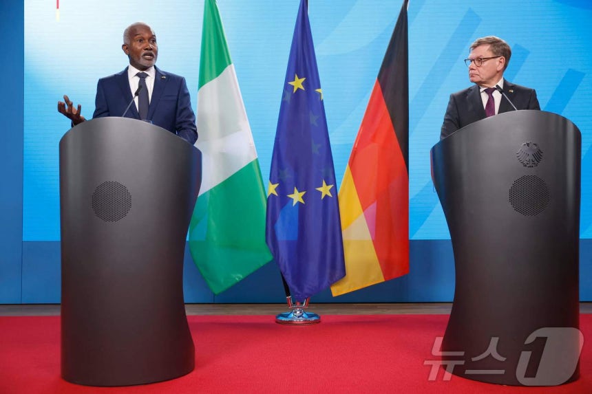 4일(현지시간) 외교 회담을 위해 독일 베를린을 방문 중인 유수프 투가르 나이지리아 외무장관(왼쪽)이 공동 기자회견을 갖고 있다.2025.11.04.ⓒ AFP=뉴스1