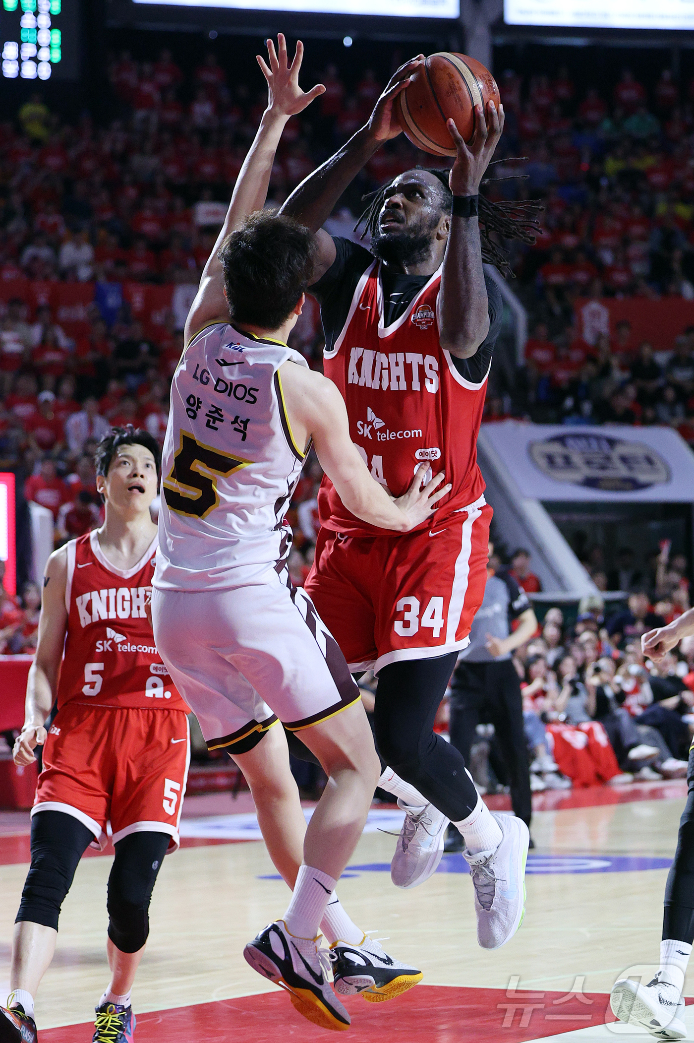 '<b>워니</b> 더블더블' SK, KCC에 76-68 승리…공동 7위 도약