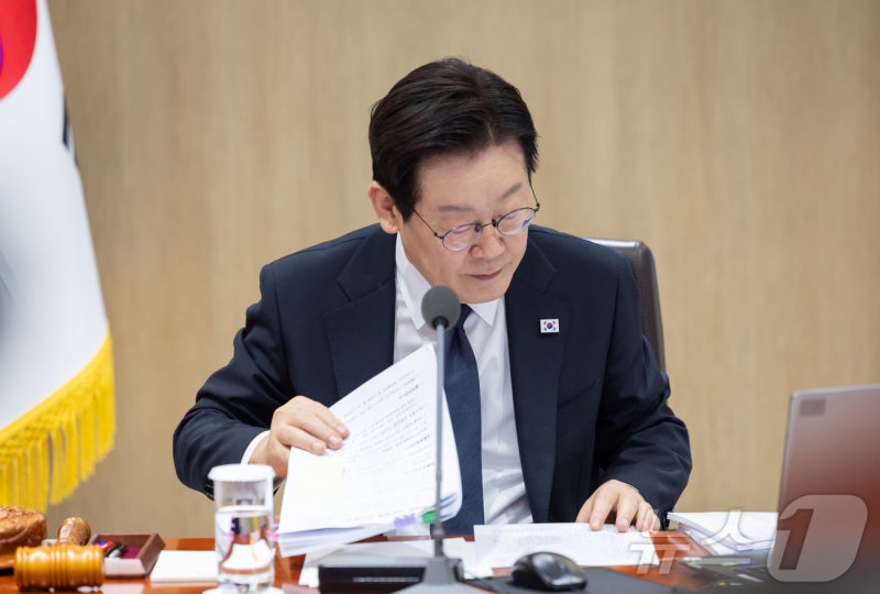 李<b>대통령</b> '<b>몸살</b>', <b>소방공무원</b> 오찬 불참…아세안·APEC 강행군 여파