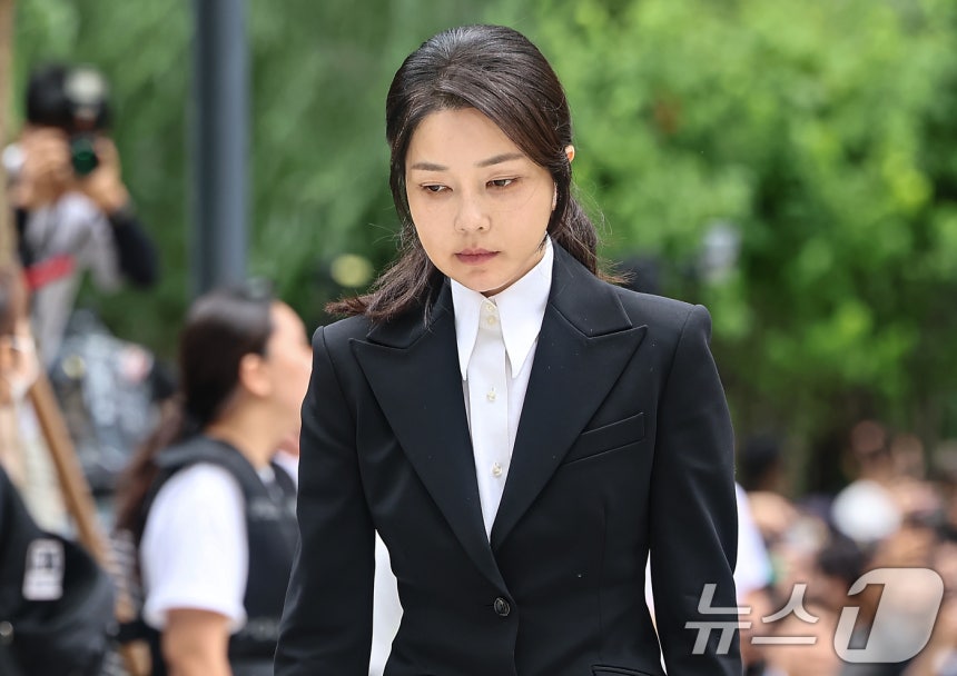 윤석열 전 대통령 부인 김건희 여사가 지난 8월 6일 서울 종로구에 마련된 김건희 특검팀(특별검사 민중기) 사무실로 조사를 받기 위해 출석하고 있다. 2025.8.6/뉴스1 ⓒ News1 김도우 기자