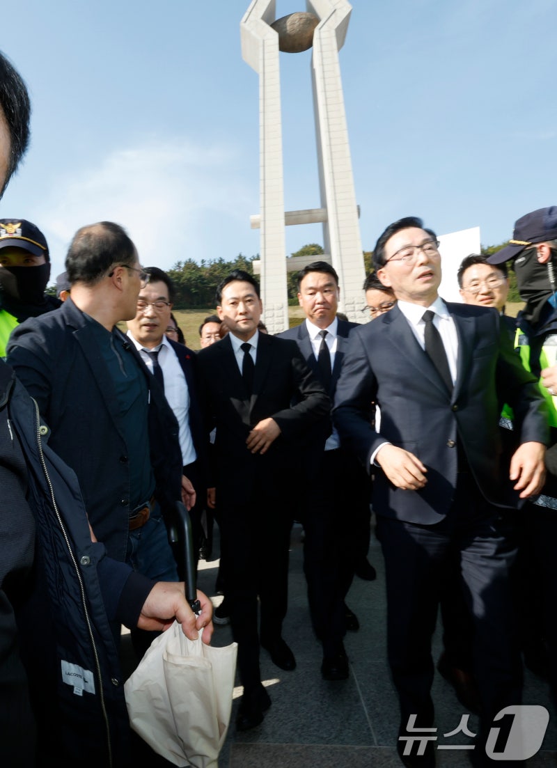 <b>5.18묘역</b> 돌아서는 <b>장동혁</b>
