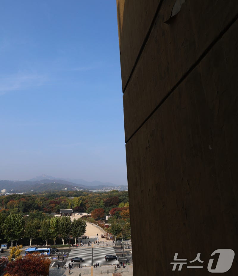 '<b>종묘 앞 고층건물</b> 못 막는다'