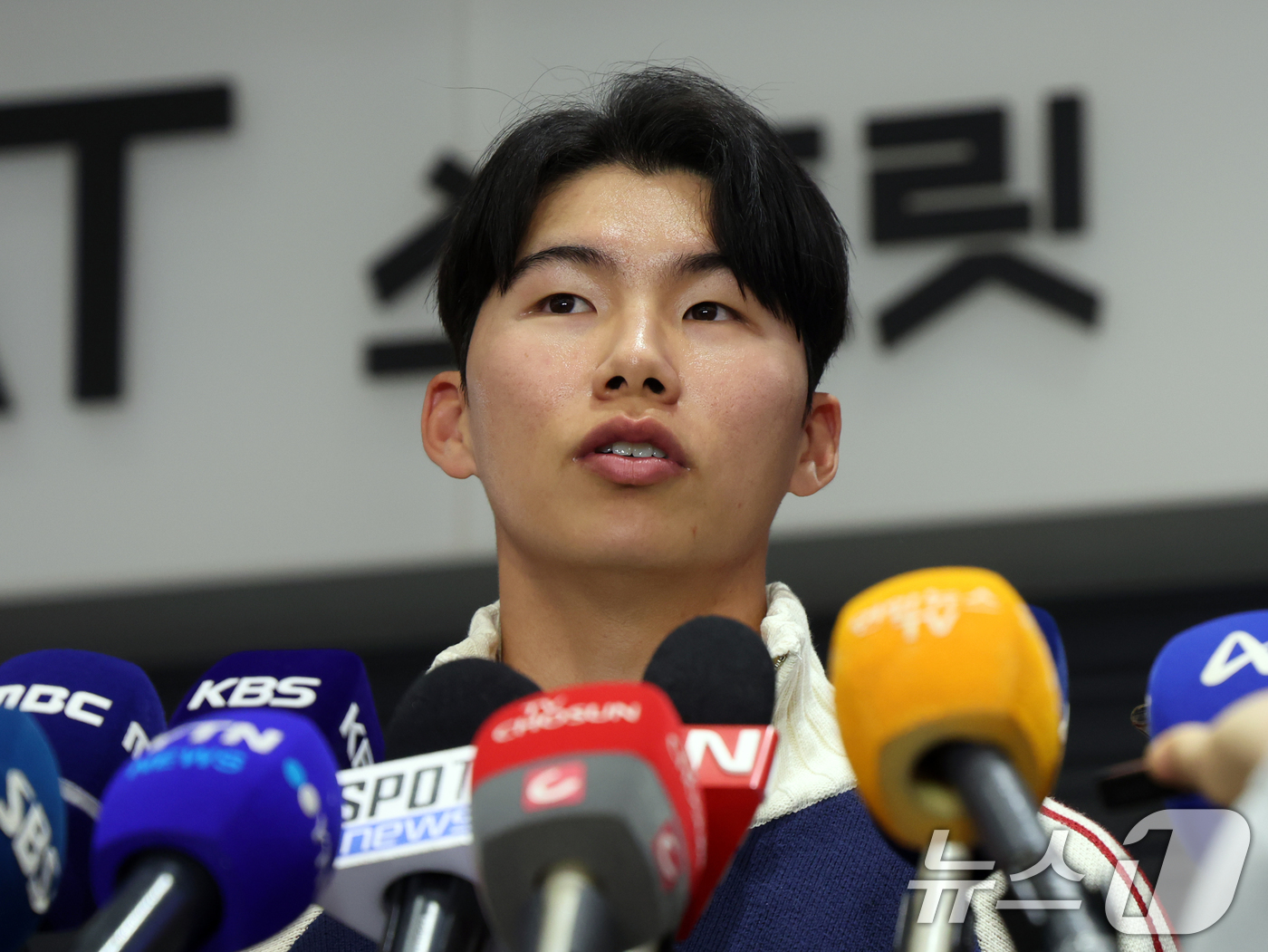 귀국 소감 밝히는 <b>김혜성</b>