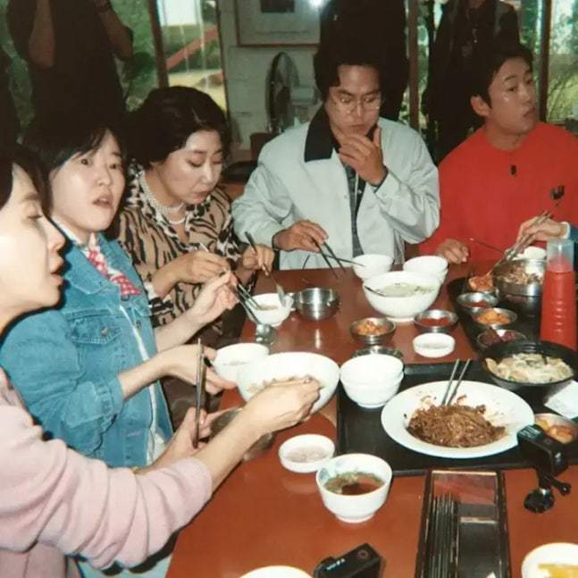 <b>류준열</b>은 <b>불참</b>…혜리·박보검 등 다 모인 '<b>응팔</b>' <b>10주년</b> MT