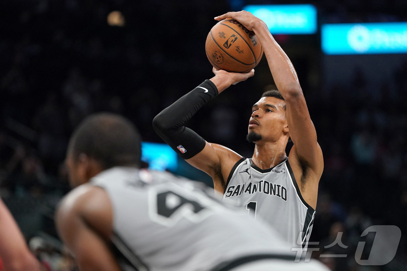 <b>NBA</b> 샌안토니오, 휴스턴 121-110 제압…웸반야마 22점 활약