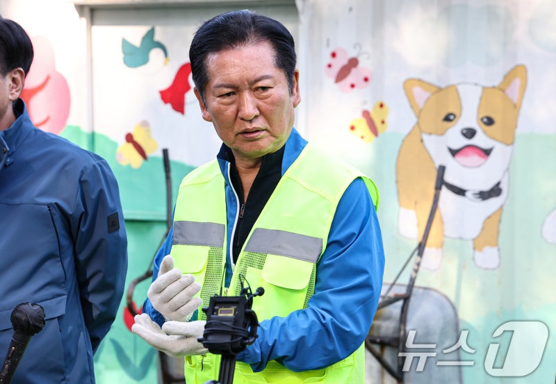 <b>정청래</b> 대표, <b>유기견</b> 보호소 <b>봉사</b>활동