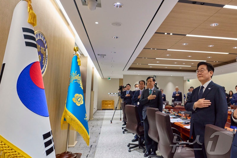 李대통령 "신의 영역 대신하는 <b>소방공무원</b> 고귀한 <b>헌신</b>에 걸맞은 <b>예우</b>"