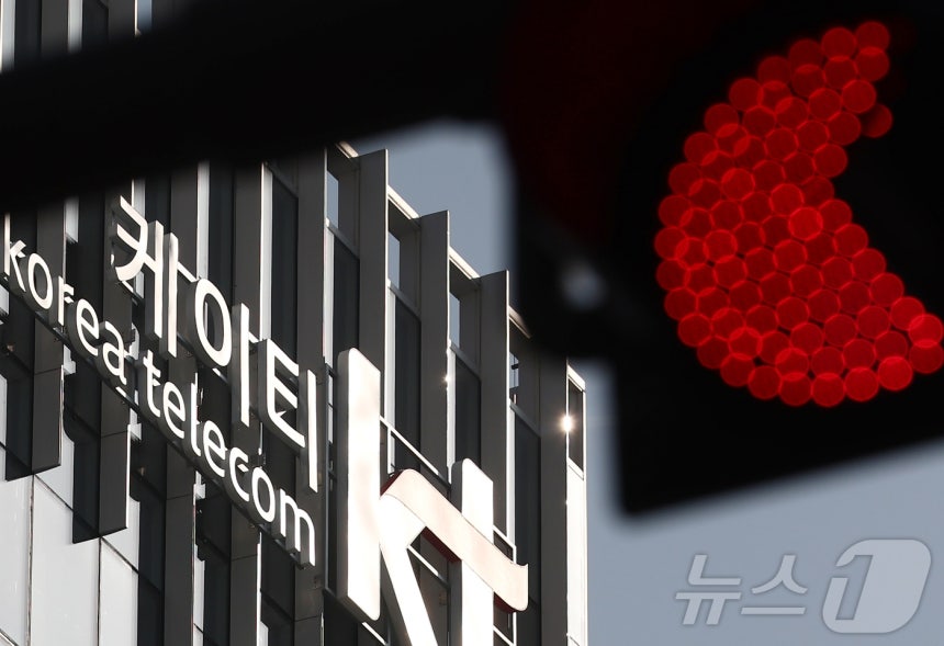 과학기술정보통신부 민관합동조사단이 6일 무단 소액결제와 관련한 KT 침해 사고 중간 조사 결과를 발표했다. 조사단에 따르면 KT가 지난해 3월~7월 BPF도어, 웹셸 등 악성코드 감염 서버 43대를 발견하고도 정부에