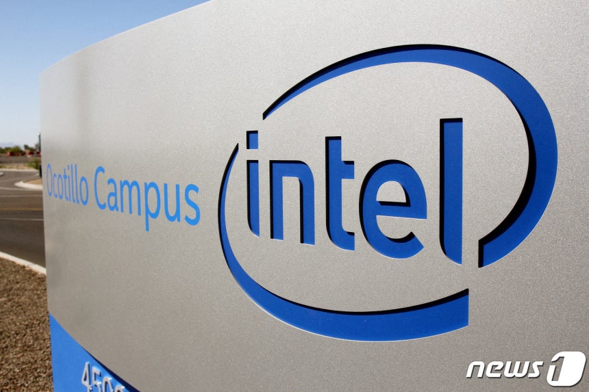미 최대 반도체 회사 인텔의 로고. ⓒ 로이터=뉴스1 ⓒ News1