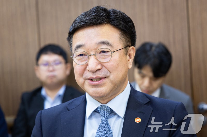 [동정]<b>윤호중 행안부 장관</b> 국립 5·18 민주묘지 참배…트라우마 센터 방...