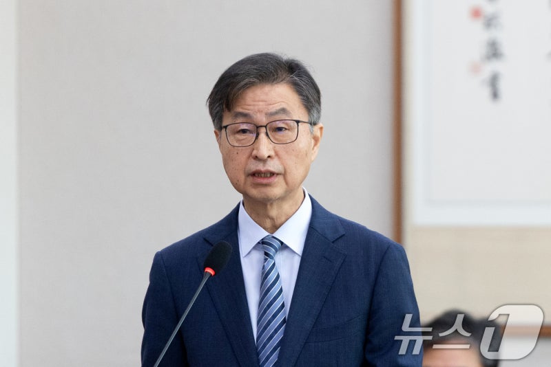 '73년만 첫 내부 출신' 최재해 감사원장, 탄핵소추·중립성 <b>논란</b> 속 퇴임