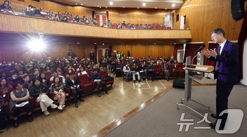 '헌법소원과 민주주의, 그리고 인권' 주제로 <b>특강</b>하는 <b>문형배</b>