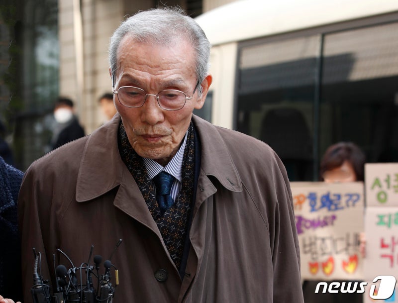 '강제추행 혐의' <b>오영수</b>, 항소심서 '<b>무죄</b>'…피해자 "개탄스런 <b>판결</b>"(종합...
