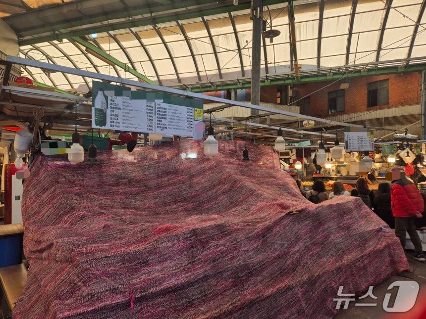 10일 서울 종로구 광장시장에서 바가지 논란이 불거진 한 노점이 천막으로 덮여 영업을 하지 않는 모습. 2025.11.10/뉴스1 ⓒ News1 신윤하 기자