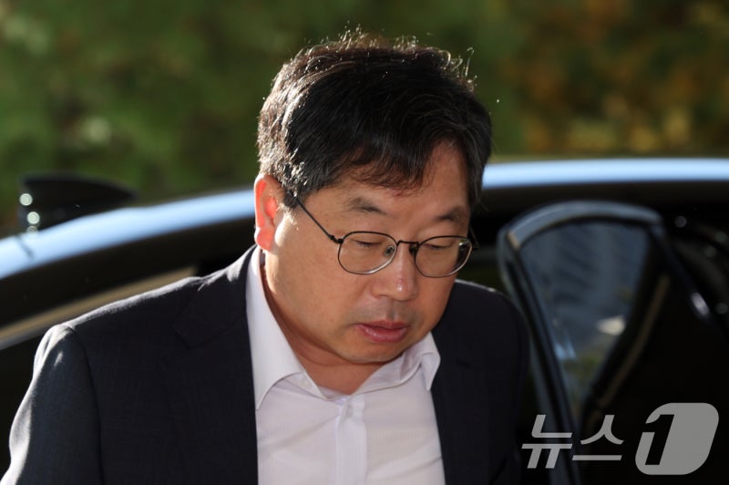 <b>노만석</b> 檢총장대행, 연가 뒤 <b>출근</b>…'사퇴 압박' 질문에 <b>묵묵부답</b>