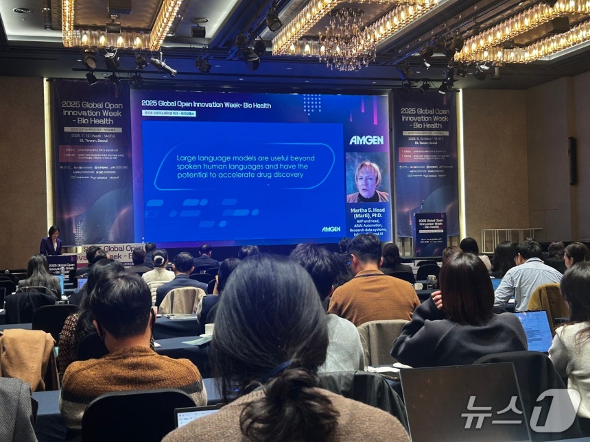 마사 S. ARIA 부문 부사장 겸 본부장(박사)가 12일 서울 서초구 양재동 소재 엘타워에서 열린 보건복지부, 한국보건산업진흥원 주최 '글로벌 오픈이노베이션 학술회의'에서 온라인 화상 형태로 발표를 진행하고 있다.