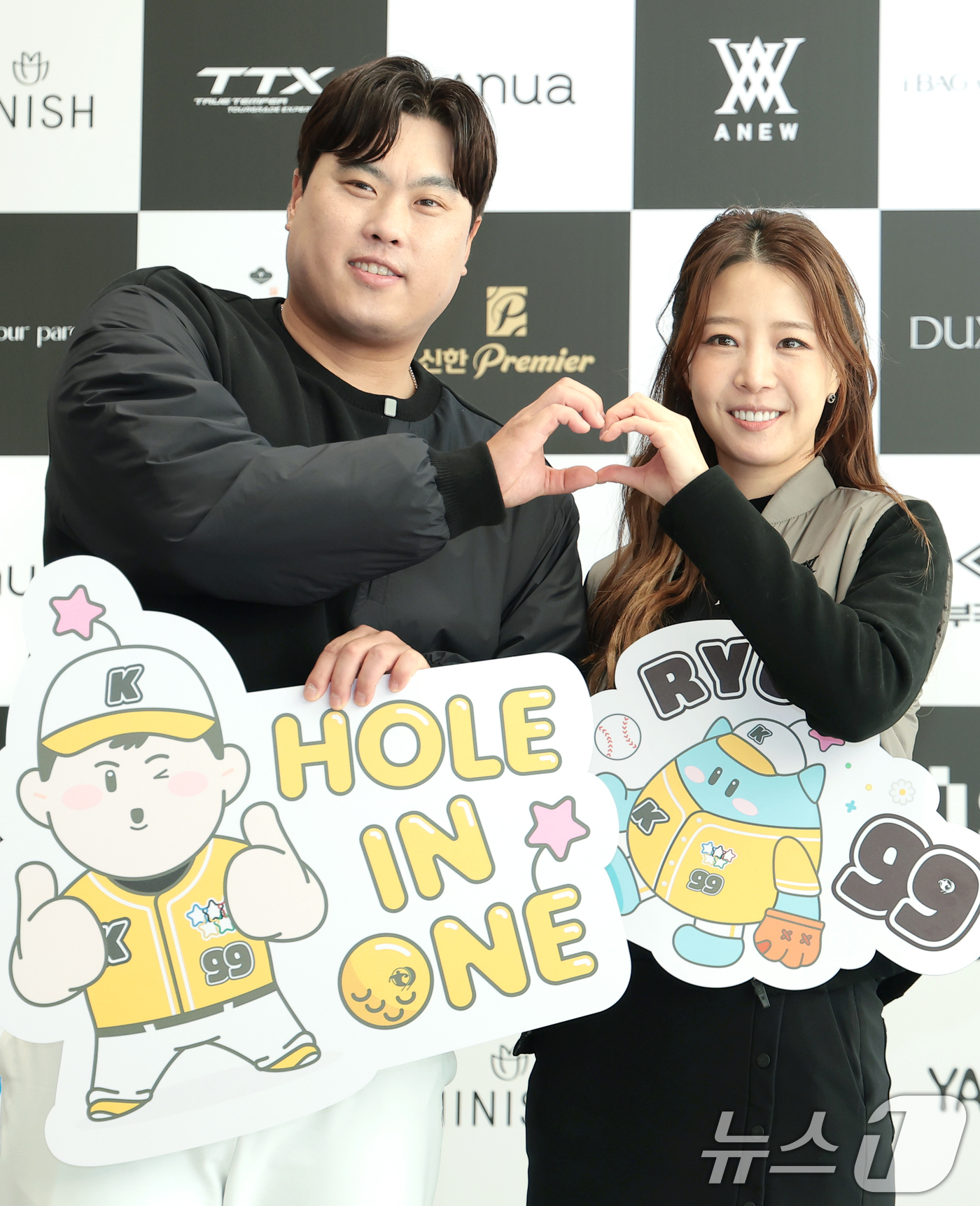 <b>류현진</b>·배지현 부부, 사랑 천사