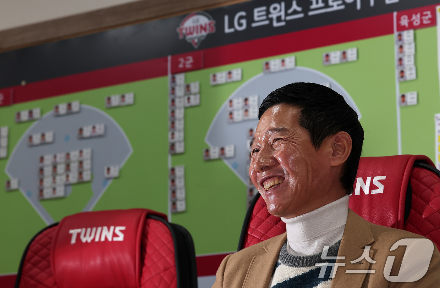 '<b>통합우승</b>' <b>염경엽</b> 감독의 미소