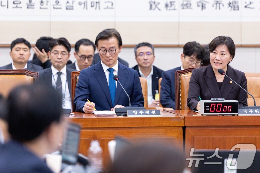 송미령 농림축산식품부 장관이 12일 서울 여의도 국회에서 열린 제429회국회(정기회) 법제사법위원회 제14차 전체회의에 출석해 의원 질의에 답변하고 있다. 2025.11.12/뉴스1 ⓒ News1 이승배 기자