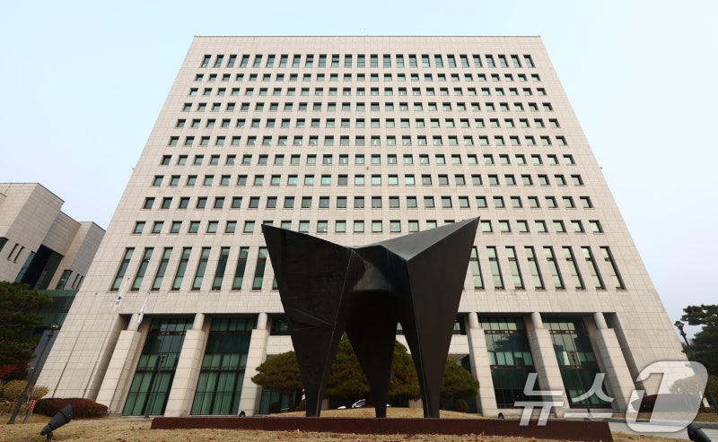 '<b>항소 포기</b>' 사태 열흘…검찰 수장은 떠나고 내부는 쪼개졌다