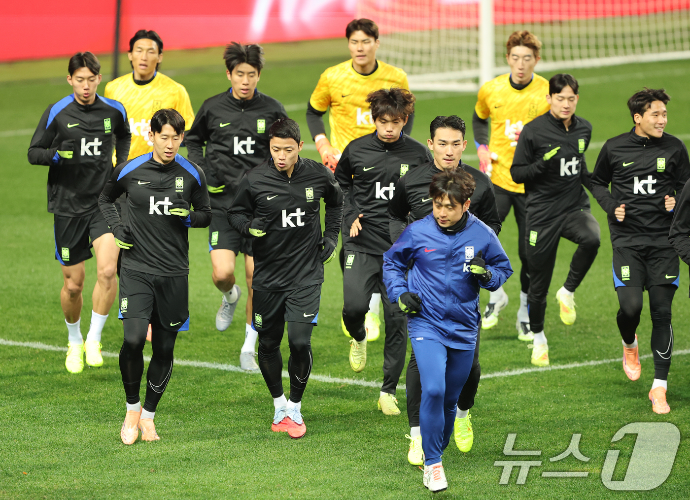 <b>훈련</b>하는 <b>축구</b> 국가<b>대표팀</b>