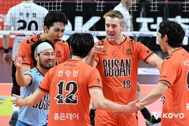 프로배구 OK<b>저축은행</b>, 현대캐피탈 3-2 제압…부산 홈 첫승