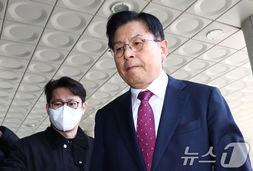 내란 선전·선동 혐의 관련 내란특검팀에 의해 체포된 황교안 전 국무총리가 12일 오전 서울 서초구 내란 특검 사무실이 마련된 서울고등검찰청으로 들어서고 있다. 2025.11.12/