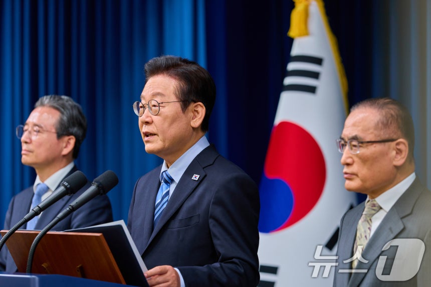 이재명 대통령이 14일 서울 용산 대통령실 청사에서 한·미 팩트시트 타결 결과를 발표하고 있다. 왼쪽부터 김용범 정책실장, 이 대통령, 위성락 국가안보실장. (대통령실 제공. 재판