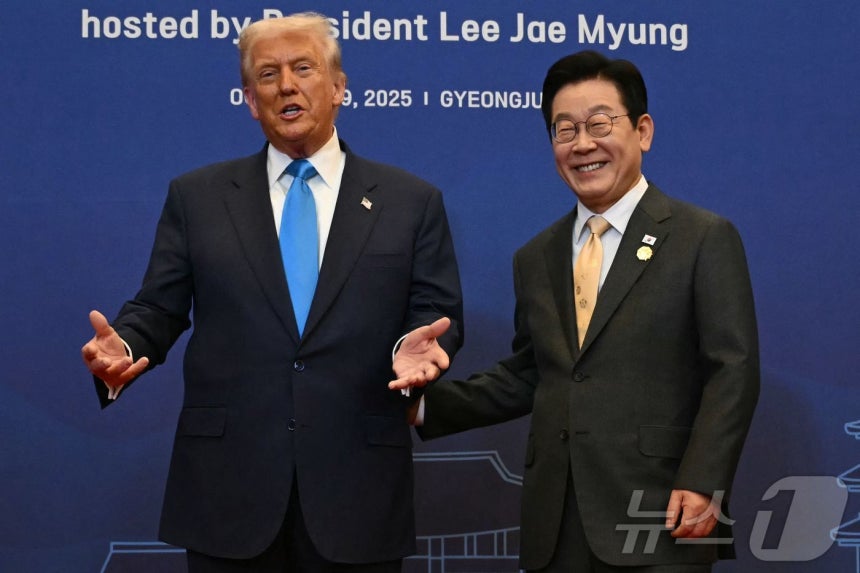 이재명 대통령과 도널드 트럼프 미국 대통령이 10월 29일 오후 경북 경주시 힐튼호텔 경주에서 열린 '이 대통령 주최 정상 특별만찬'에서 대화를 나누고 있다.ⓒ AFP=뉴스1 ⓒ 