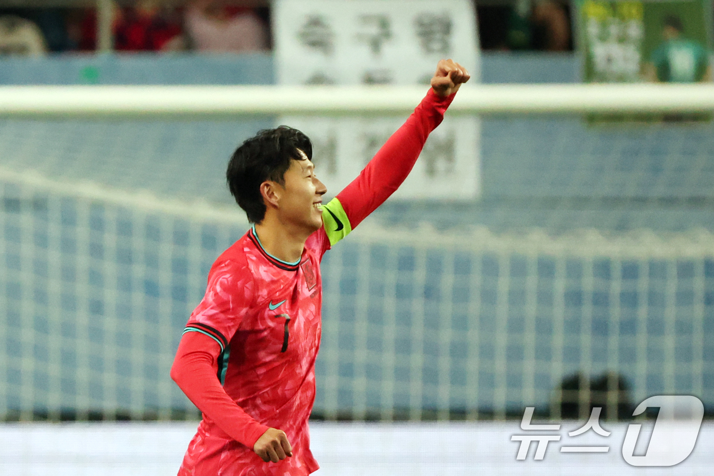 역시 <b>손흥민</b>, 답답했던 볼리비아전서 <b>환상 프리킥</b> 선제골