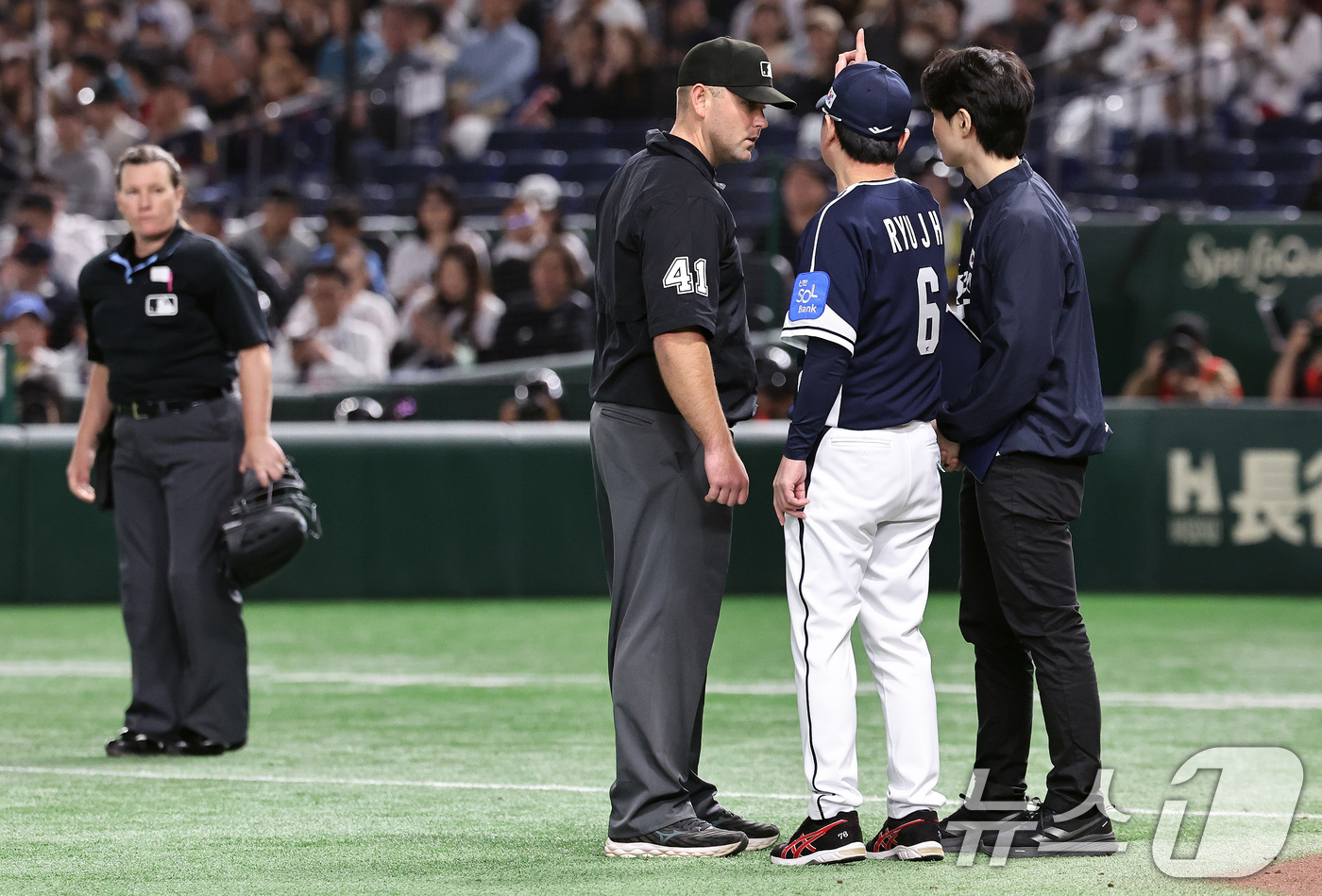 한일전서 나온 <b>오심</b>…안타 도둑맞은 류지현호, 홈런 맞고 역전 허용