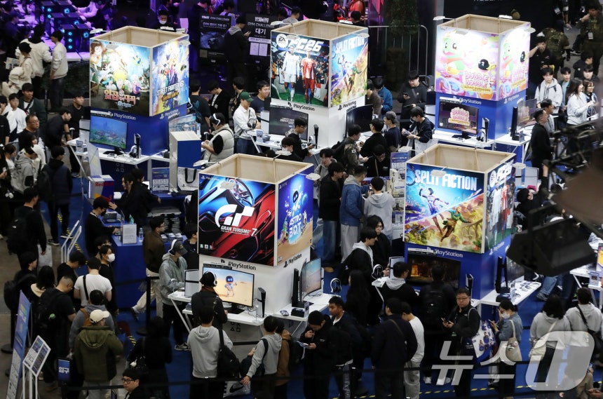 13일 부산 해운대구 벡스코 제1전시장에서 열린 국내 최대 게임전시회 '지스타 2025'가 관람객들로 북적이고 있다.  2025.11.13/뉴스1 ⓒ News1 윤일지 기자